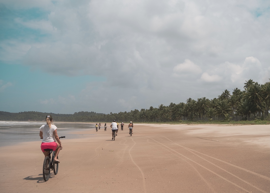 Passeio de bicicleta na Praia dos Morros